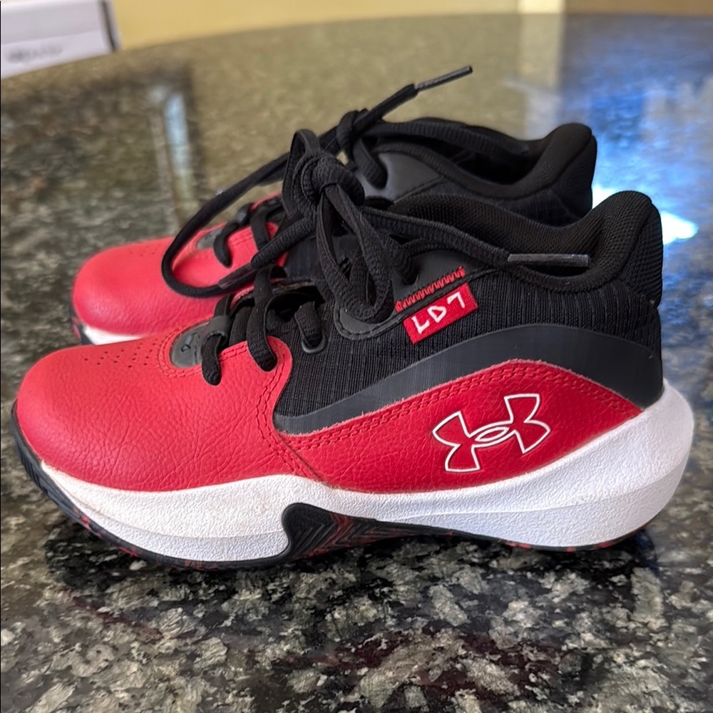 Kids UNDER ARMOUR Lockdown Red Black Basketball Shoes Youth  Size 12k